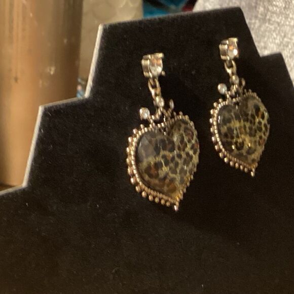 Faux Tortoise Shell Gold Tone Earrings. - Picture 6 of 7
